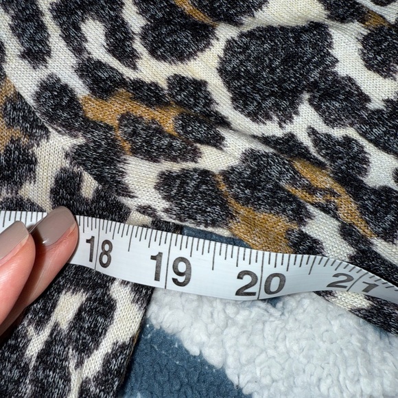 SOFT J Crew 🐆 leopard cheetah print long sleeve puff shoulder lightweight top - Picture 5 of 7